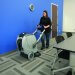 Extratora de carpetes e tapetes ES300-E sendo usada para limpar uma sala de reuniões